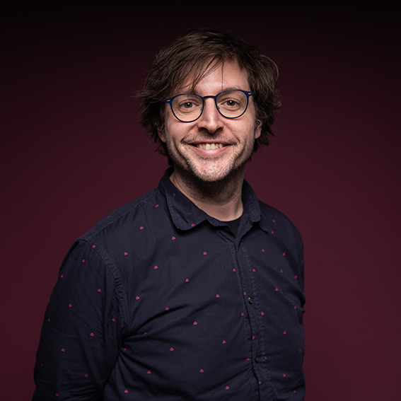 Bart kijkt speels in de camera