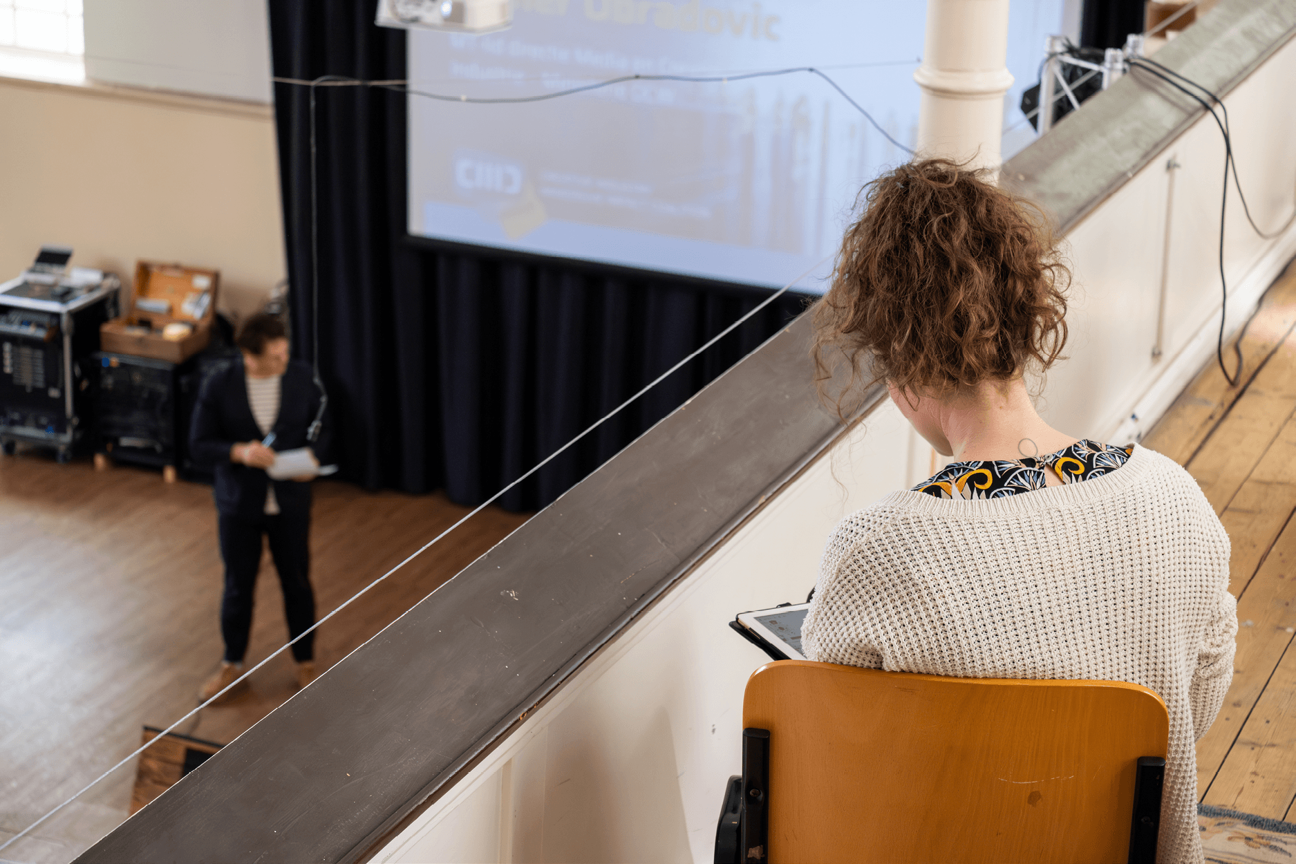 Projectteam staat om een praatplaat heen