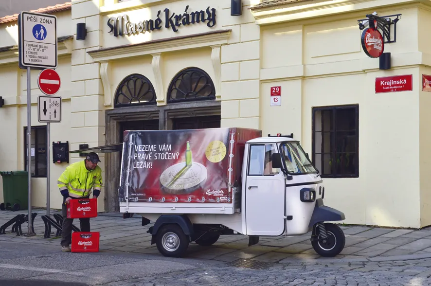 Právě stočený ležák rozváží po Českých Budějovicích speciální trojkolka.