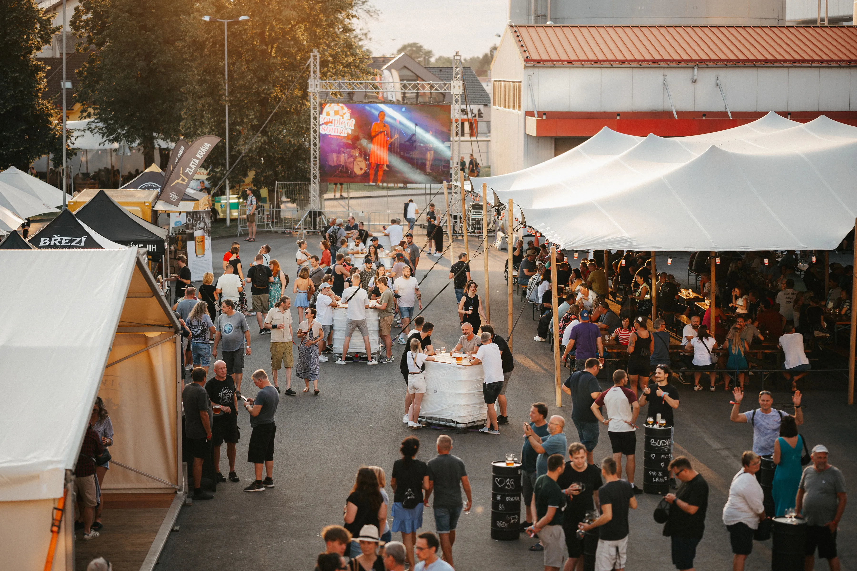 Záběr na areál festivalu s lidmi