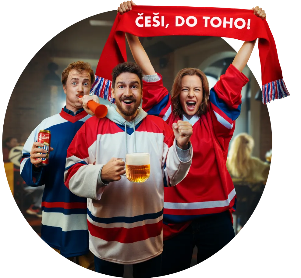 3 sportovní fanoušci v českých dresech, kteří fandí v restauraci