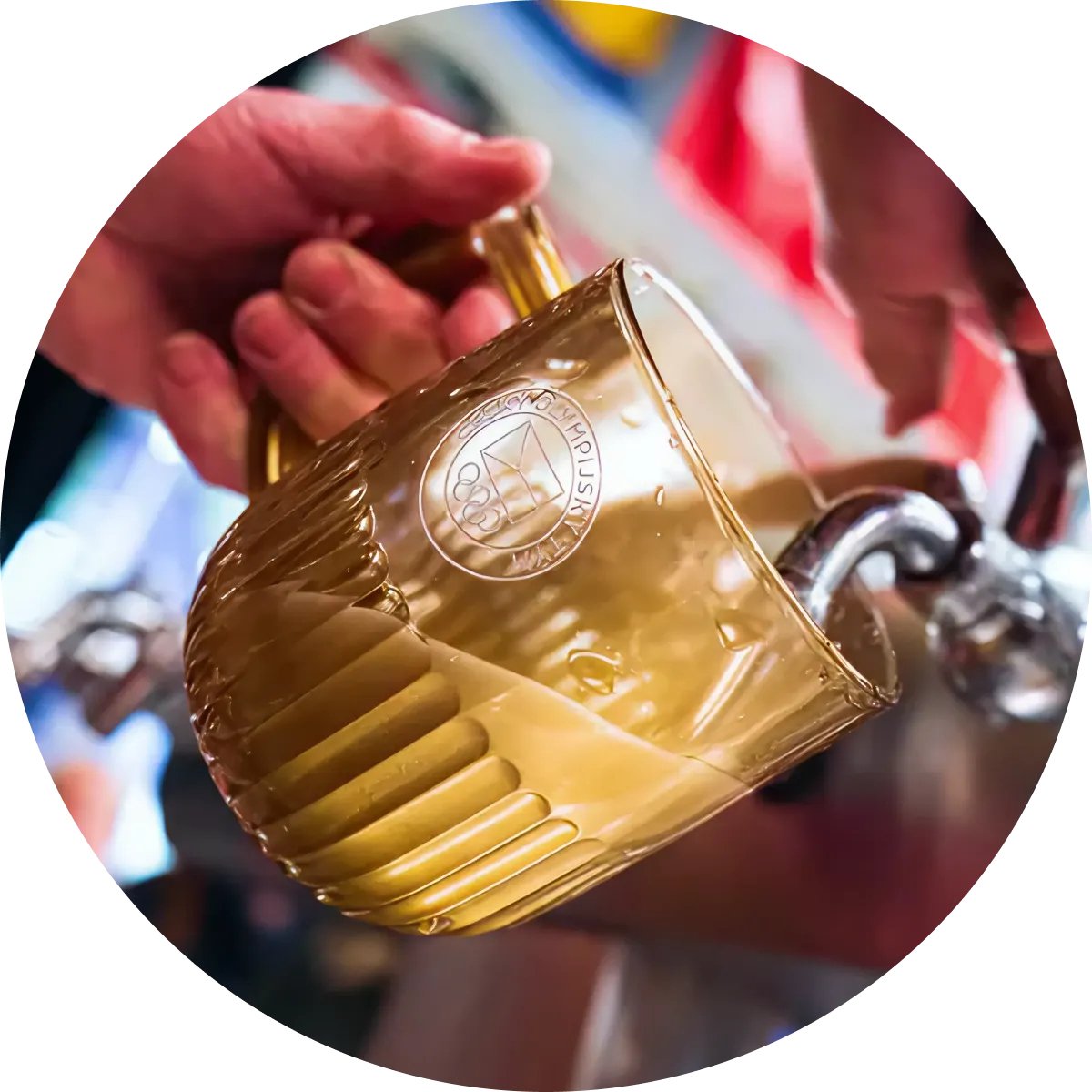 fotografie zlatého půllitru při čepování piva