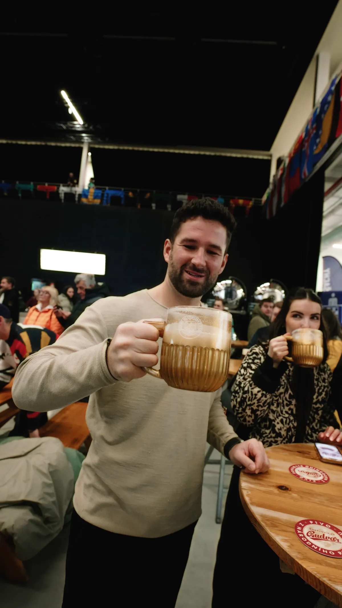 Fotka z olympijské zóny s přípitkem se zlatými půllitry