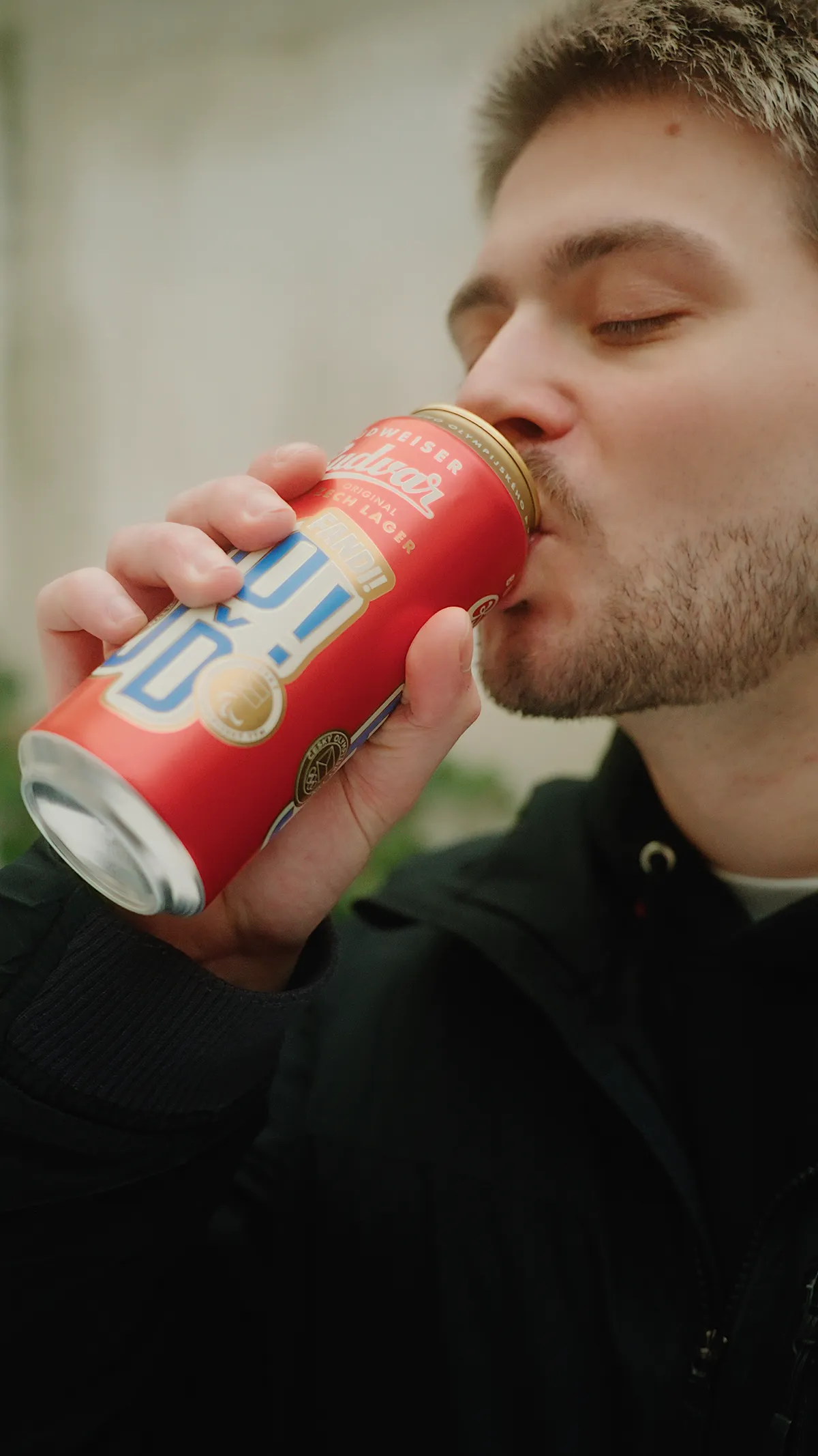 Muž pijící pivo z limitované plechovky POJĎ