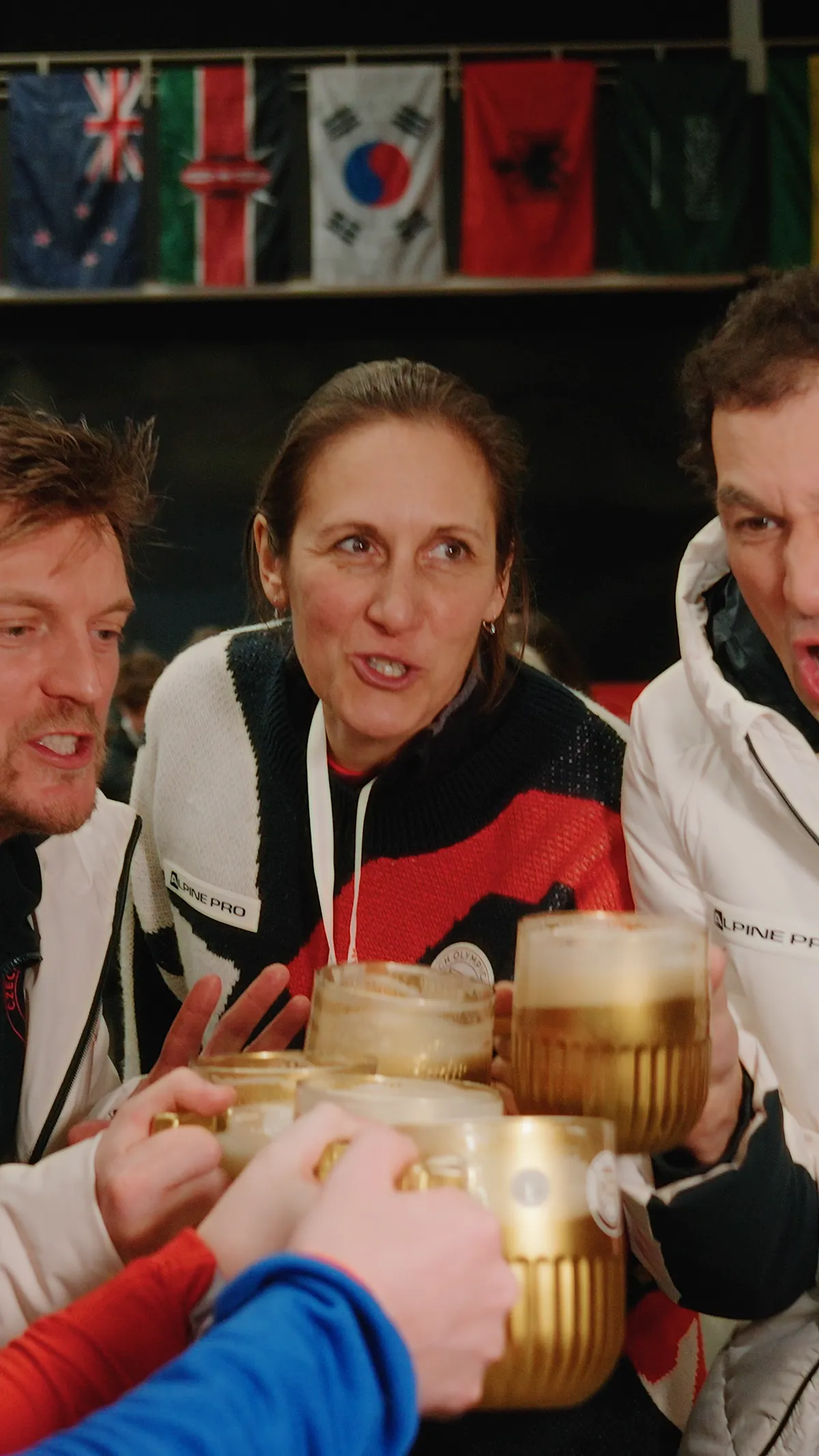 Fotka z olympijské zóny s přípitkem se zlatými půllitry