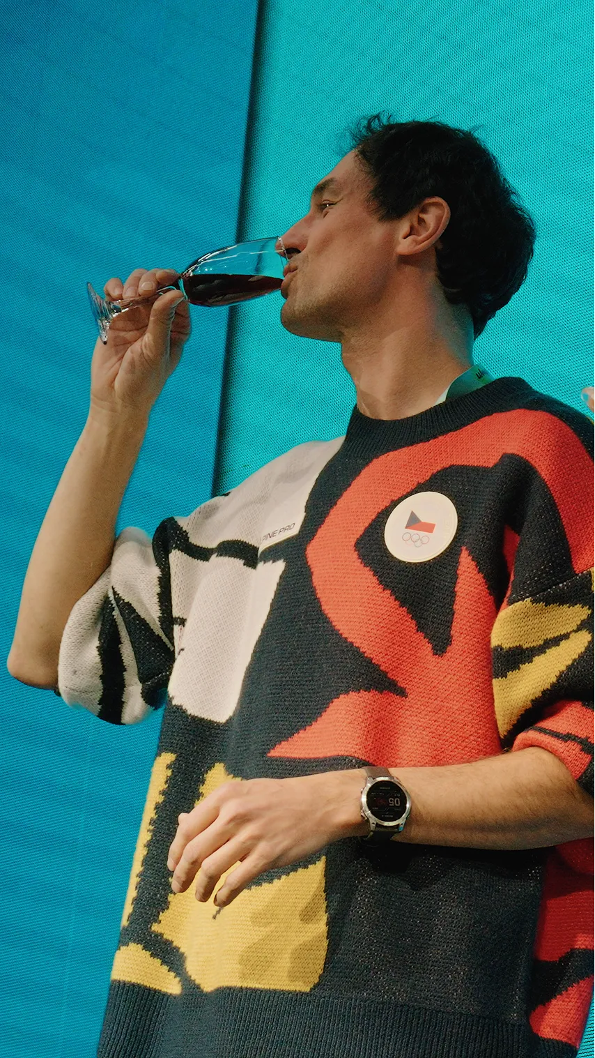 Fotka z olympijské zóny, muž pije pivní sekt