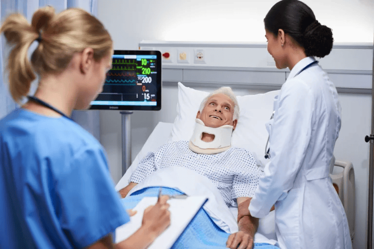 Ein Mann trägt eine Halskrause zur Stabilisierung seines Nackens nach einer Operation.