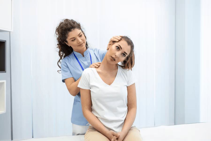 Eine Frau bekommt Physiotherapie, um zusammen mit der Halskrause bestmögliche Genesungsergebnisse zu erzielen.