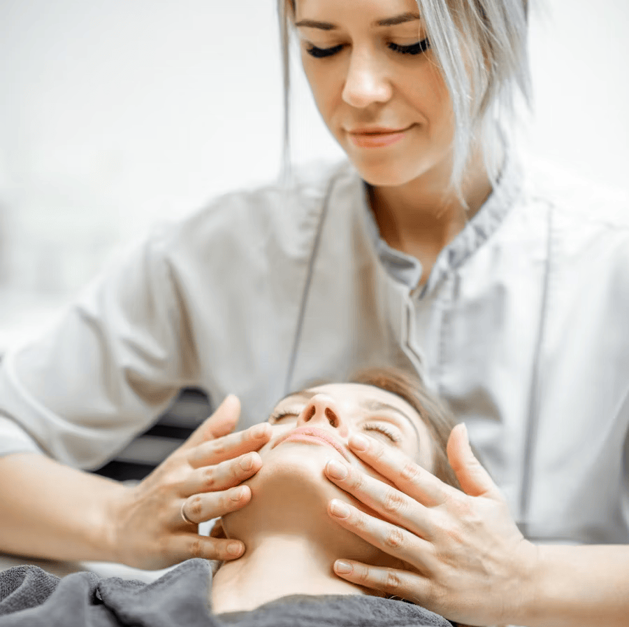 Frau wird physotherapeutisch gegen CMD behandelt.