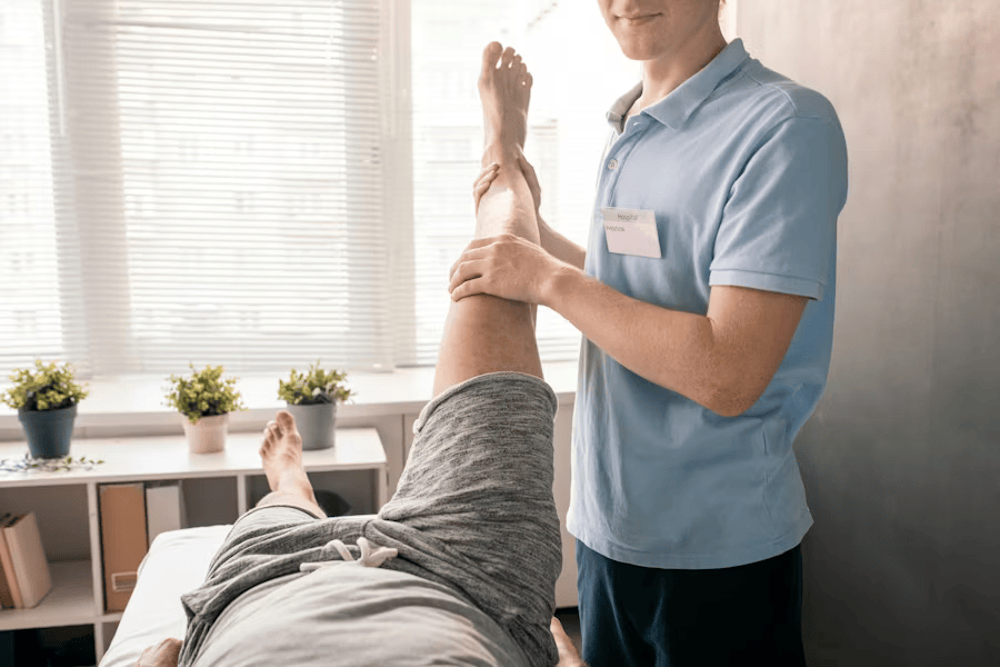 Person bekommt Physiotherapie als Behandlungsmöglichkeit für ihren Meniskusriss.