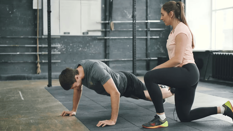 Ein Mann macht Physiotherapie und unterstützt sein Core Training.a
