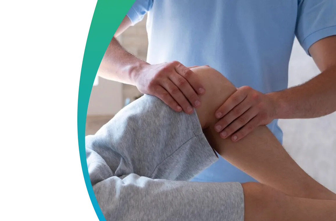 Ein Physiotherapeut pflegt das Knie von einem Patienten