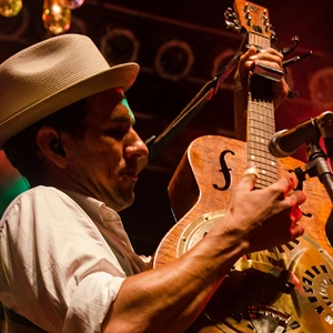 Gill Landry live in concert.