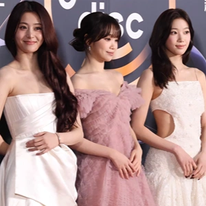 Le Sserafim live in concert.