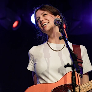 Matilda Mann live in concert.