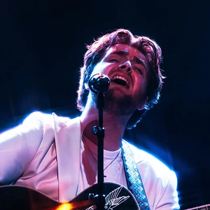 Alex Warren live in concert.
