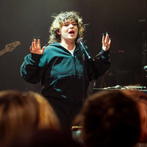 Lola Young live in concert.