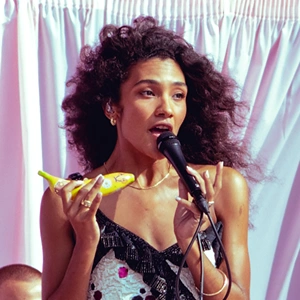 Olivia Dean live in concert.