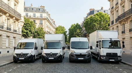 4 camions blancs dans une rue de Paris
