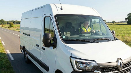 Camion blanc roulant sur une route de campagne
