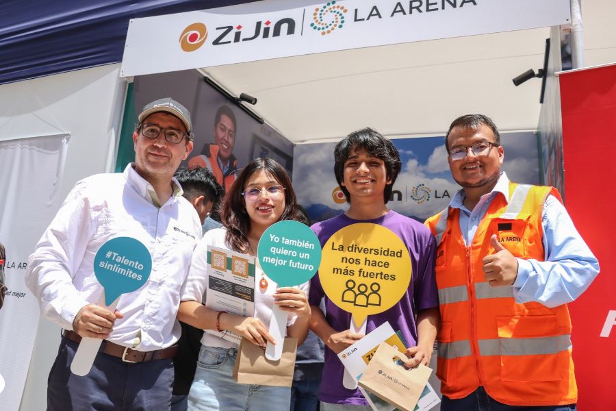 personas sontiendo con carteles por la feria de emplea+habilidad