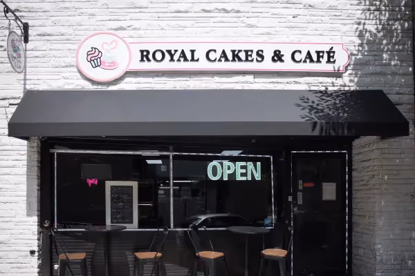 Royal Cakes & Cafe