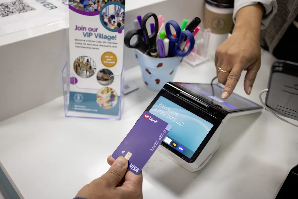  Close-up of customer paying with U.S. Bank card for the Small Business, Big Ambition campaign.