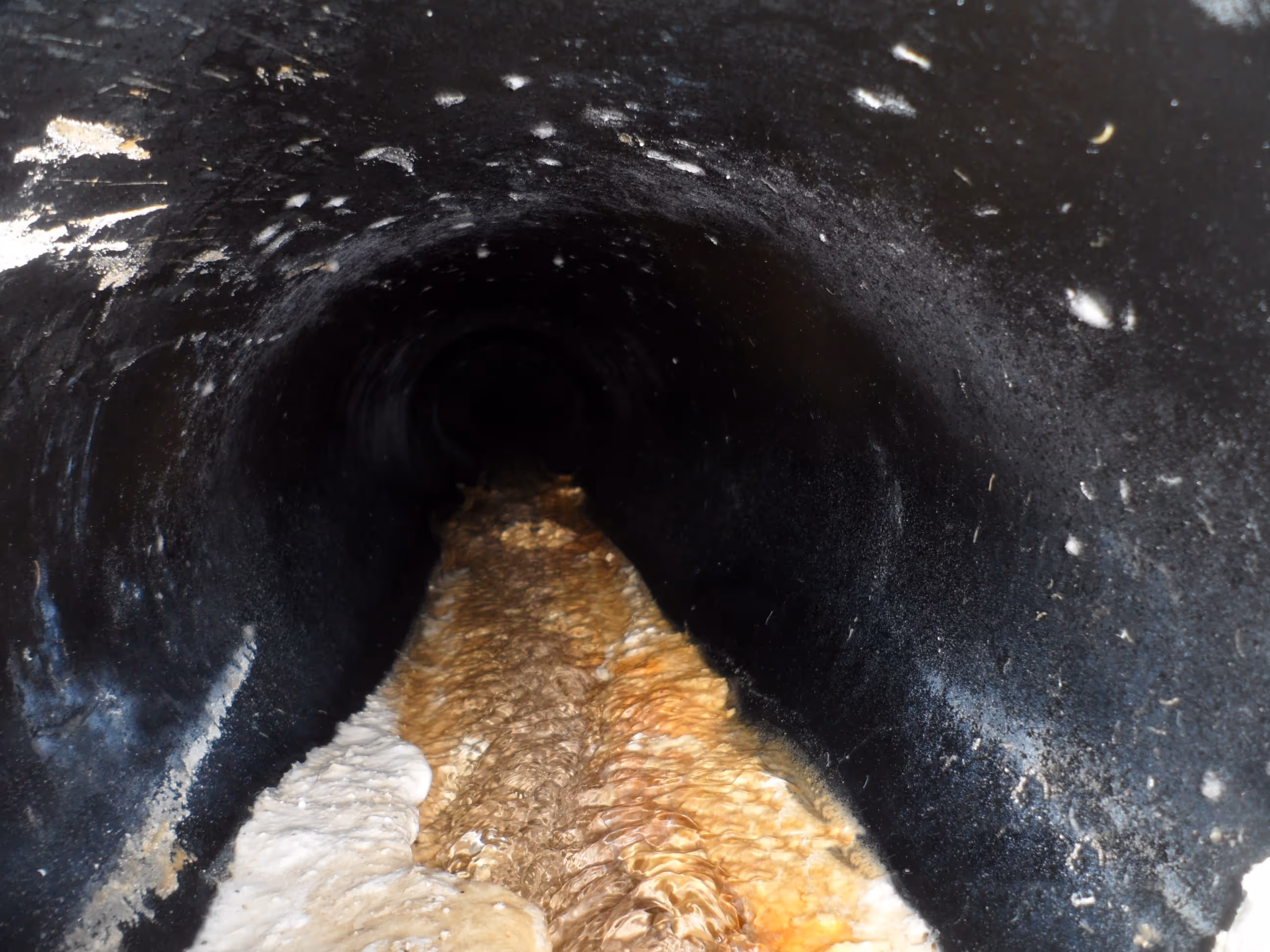 Verkalkte Leitungen im Tunnel