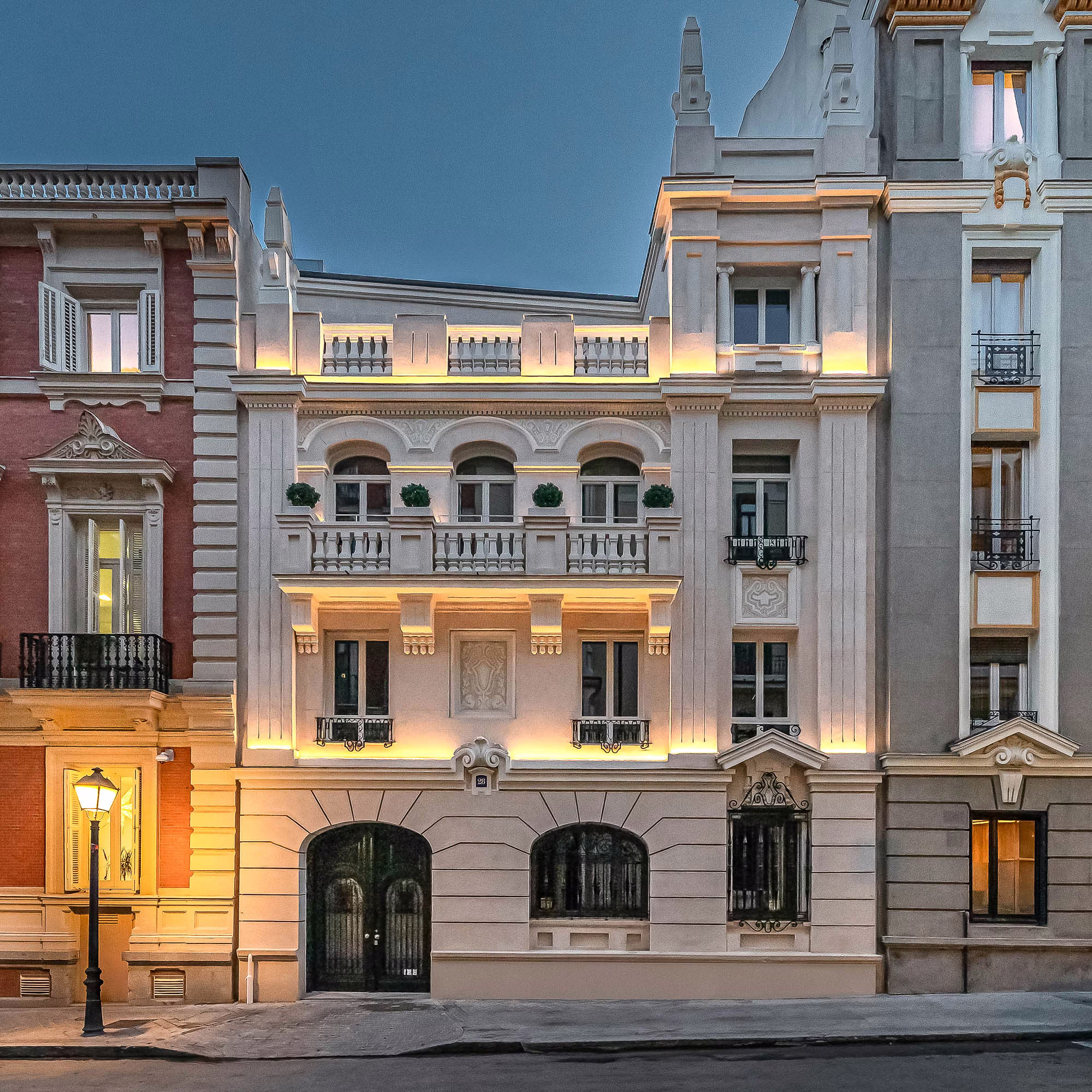 Fachada nocturna del Palacete de Azpiroz, oficina de lujo Primework en Chamberí, Madrid