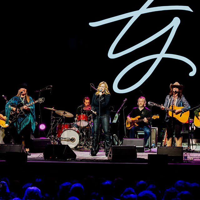 TRISHA YEARWOOD: Finding The Best of Both Worlds on The Mirror Tour!