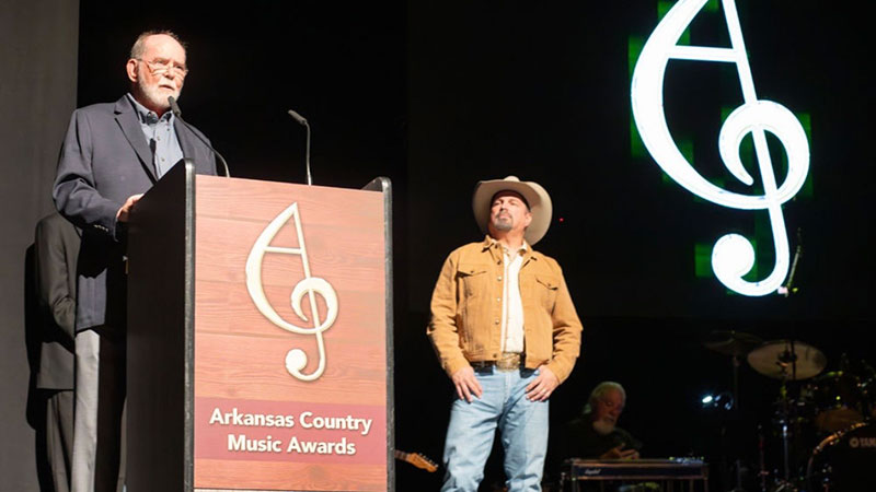 “ALLEN REYNOLDS, I OWE YOU MY LIFE”    GARTH BROOKS MAKES SURPRISE APPEARANCE TO INDUCT PRODUCER ALLEN REYNOLDS INTO THE ARKANSAS MUSIC HALL OF FAME 