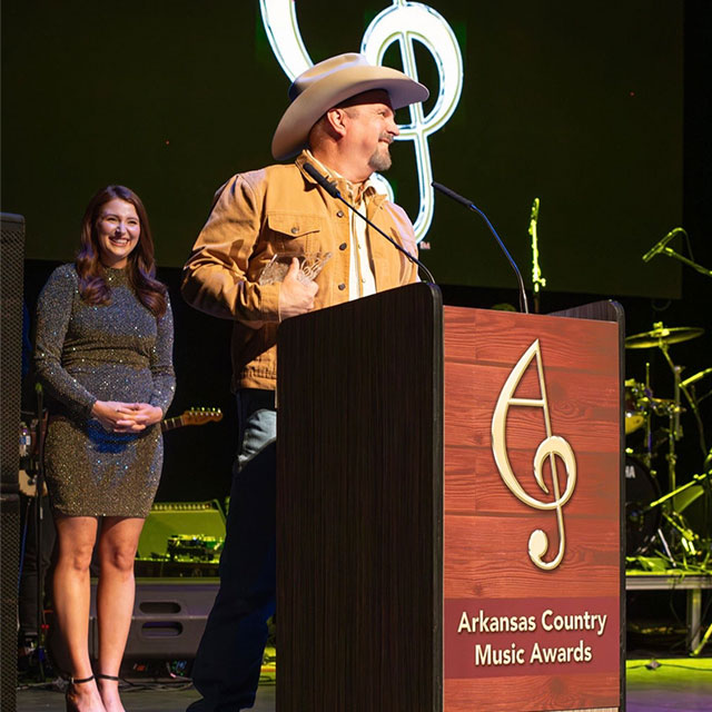 “ALLEN REYNOLDS, I OWE YOU MY LIFE” GARTH BROOKS MAKES SURPRISE APPEARANCE TO INDUCT PRODUCER ALLEN REYNOLDS INTO THE ARKANSAS MUSIC HALL OF FAME