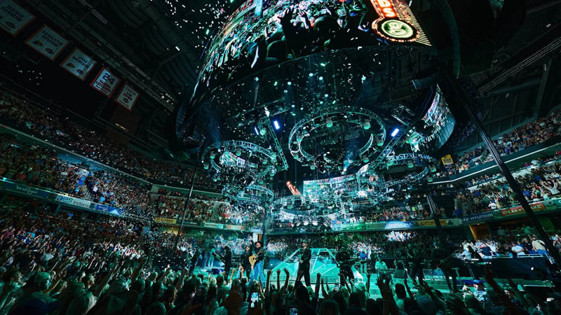 GARTH BROOKS: “THIS is how you start a tour!!!”