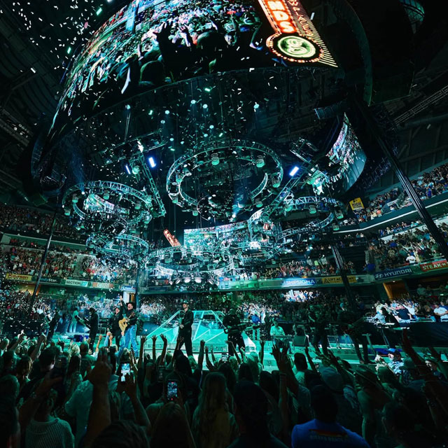 GARTH BROOKS: “THIS is how you start a tour!!!”