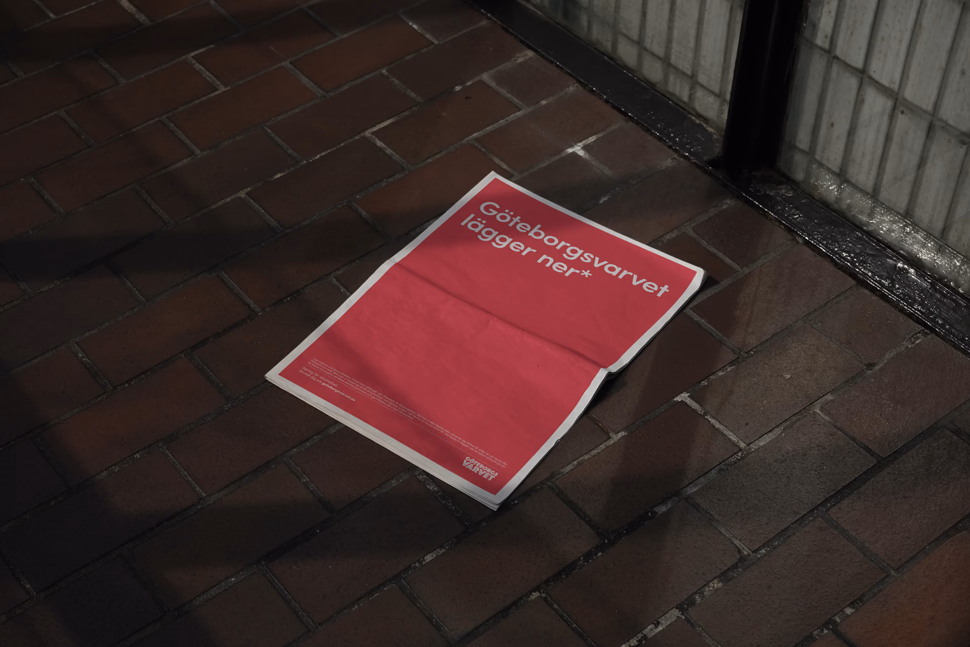 En printer som printar ut ett papper med logotyp