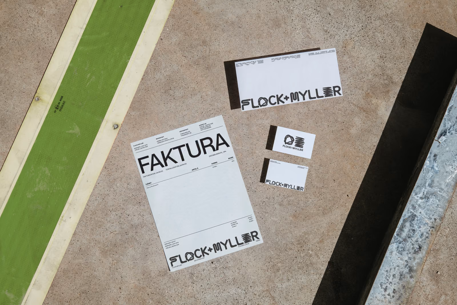 En printer som printar ut ett papper med logotyp