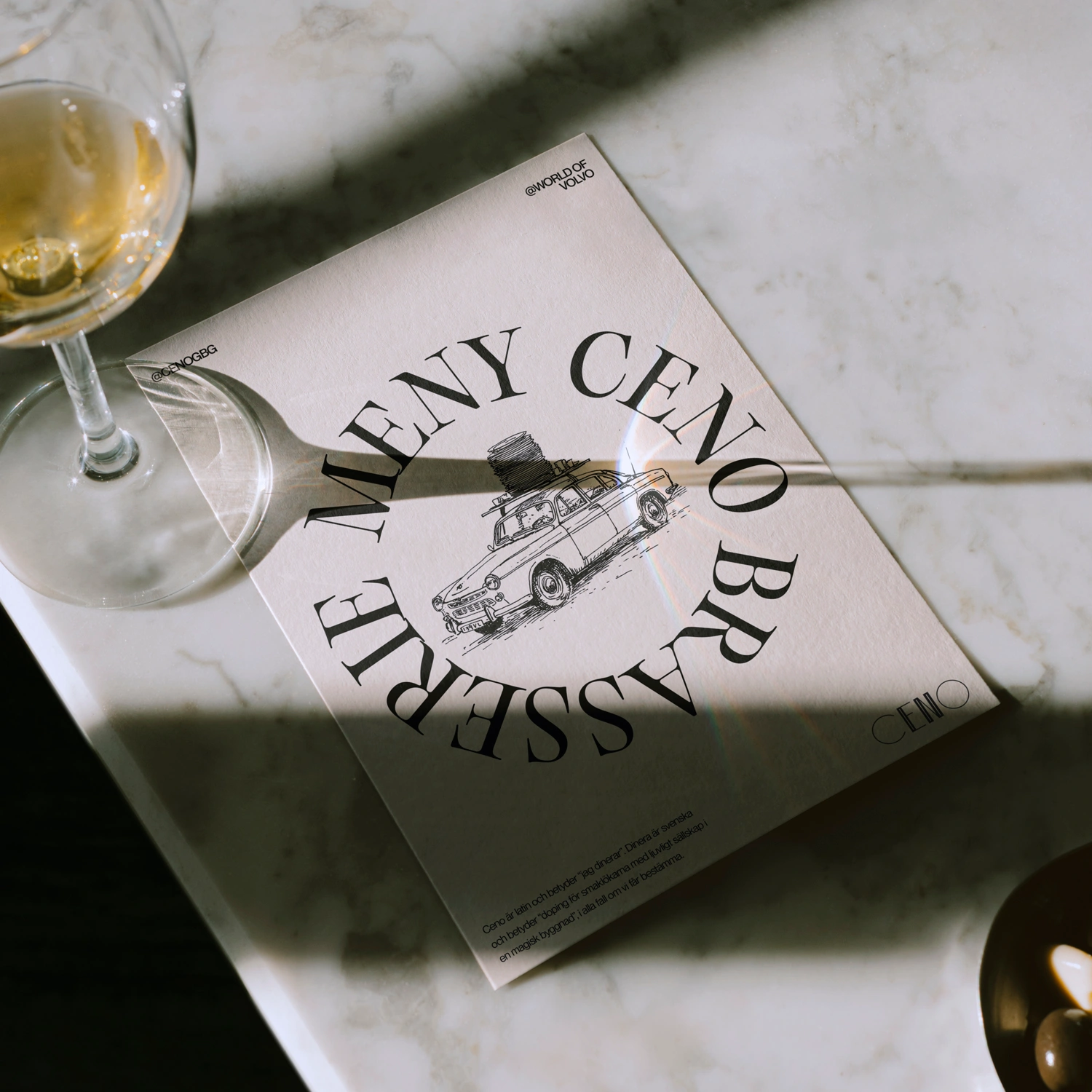 Ett inbjudningskort till utställningen på Röhsska där Domstolen visas upp.