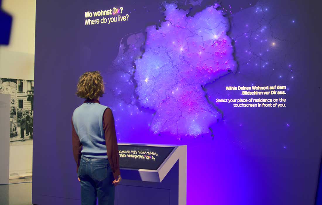 Thumbnail eines Kurzfilmes der dreifarbenpanda Filmproduktion. Ein Mann hat einen blutigen Verband um seinen Koopf gewickelt