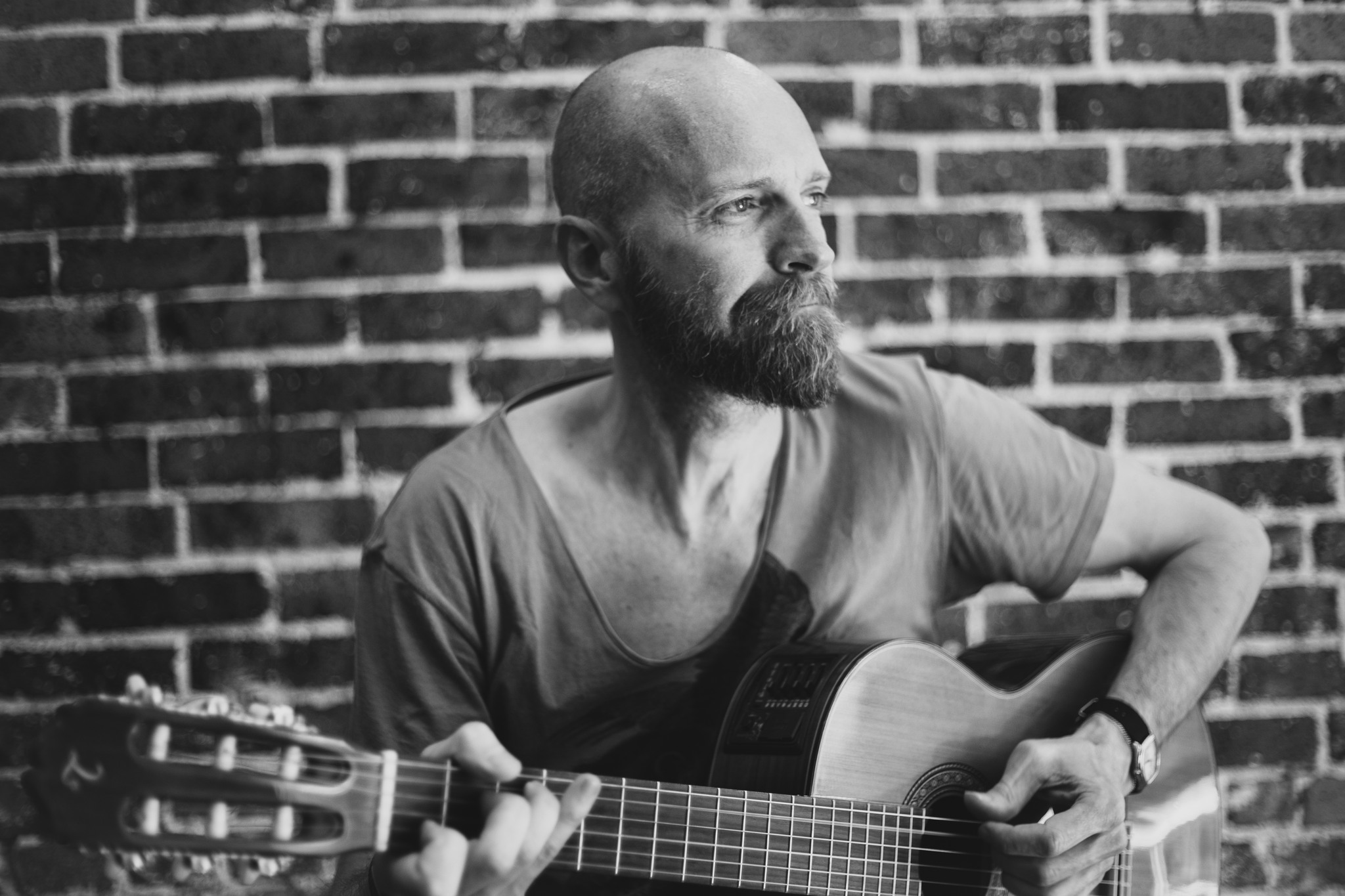Peut être une image en noir et blanc de 1 personne, barbe et guitare