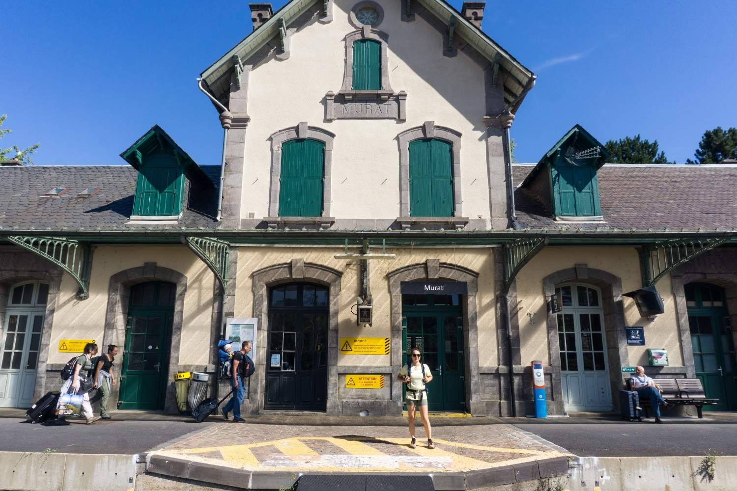Arrivée en gare de Murat, La collégiale Notre-Dame des Oliviers à Murat, une destination accessible en train en Auvergne