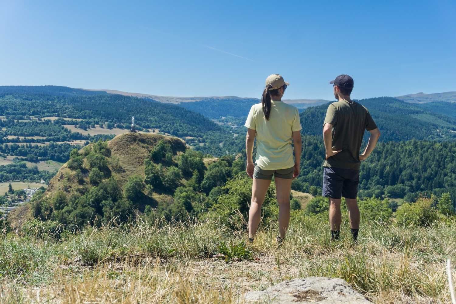 Vue sur le Rocher de Bonnevie, une rando accessible en train en Auvergne