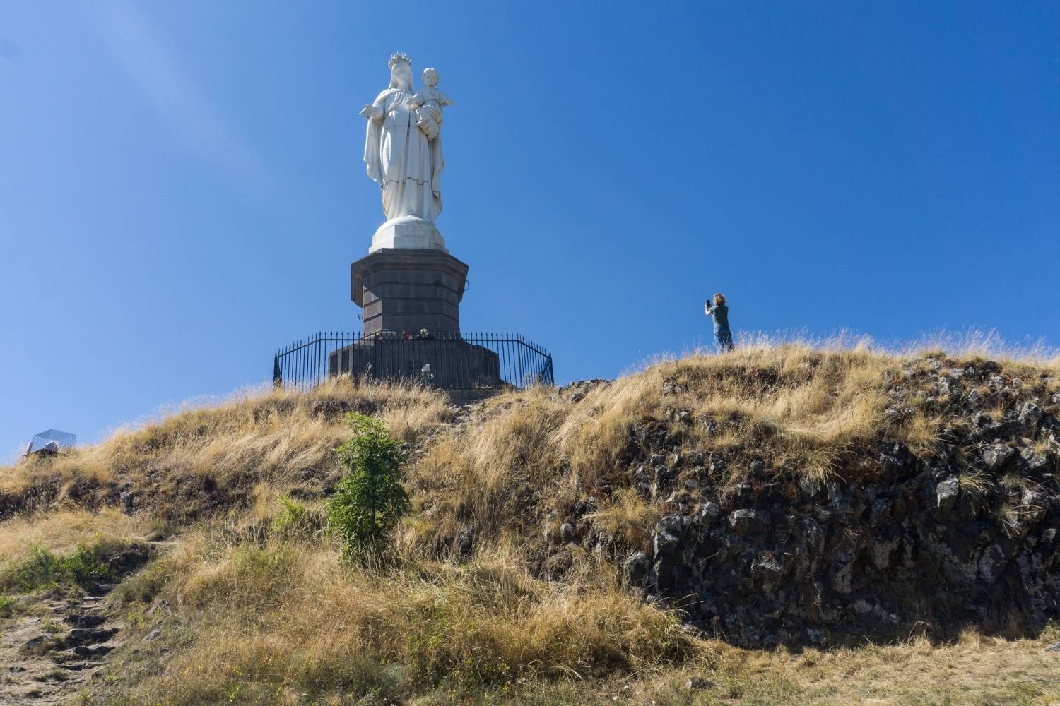 La statue de la vierge du Rocher de Bonnevie sur les hauteurs de Murat dans le Cantal