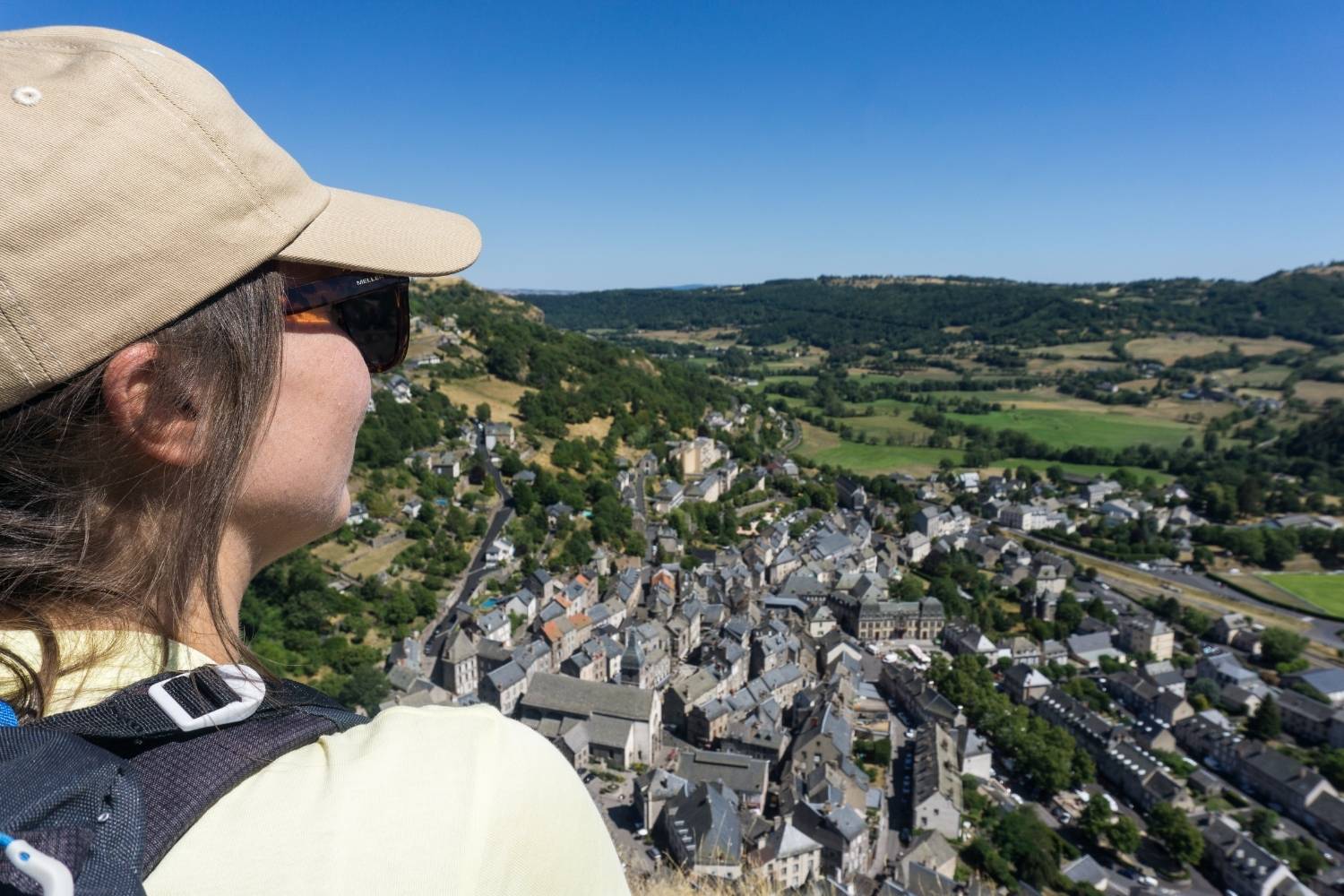 Vue sur Murat depuis le Rocher de Bonnevie, une rando accessible en train en Auvergne