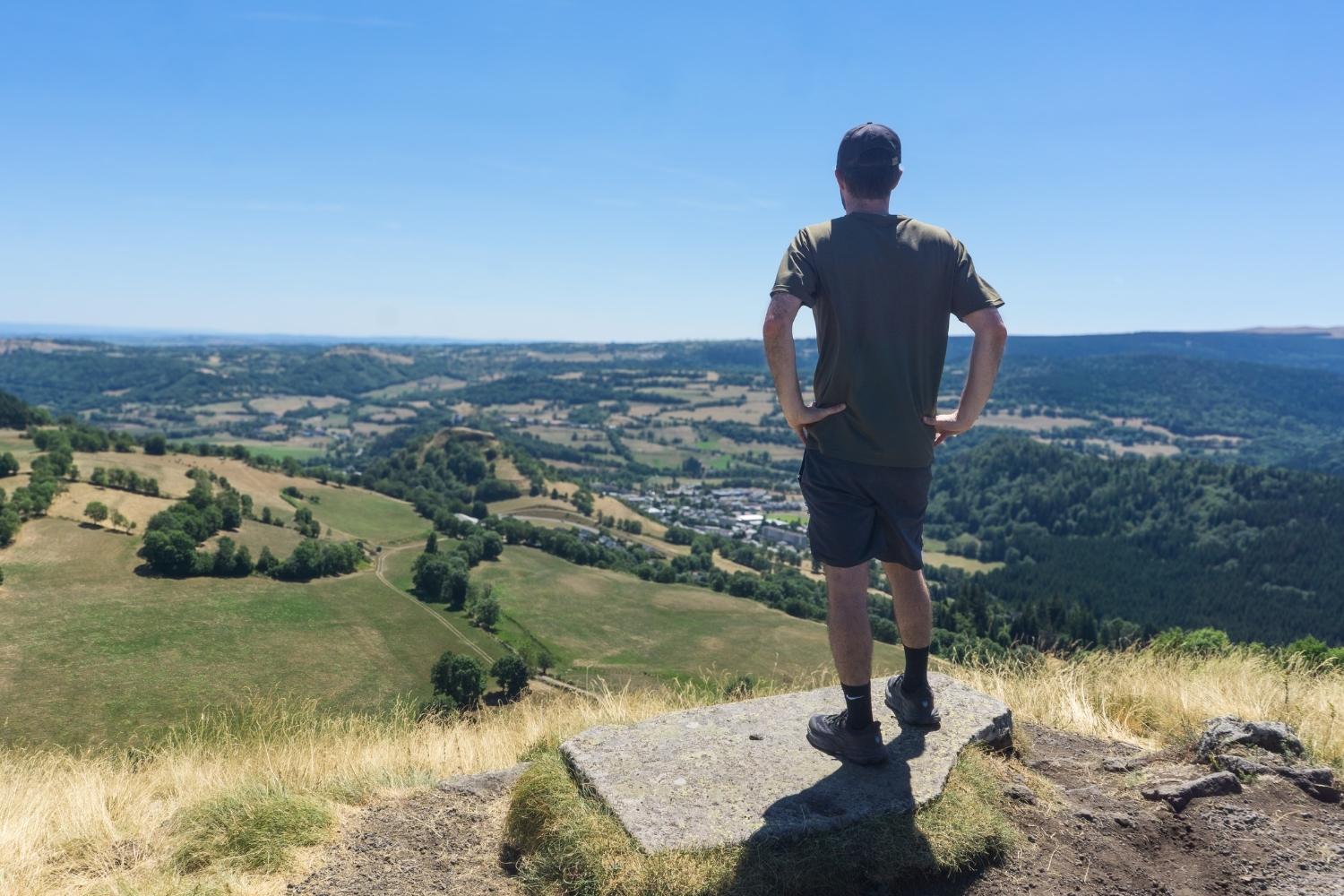 Panorama sur les Monts du Cantal depuis la Chapelle Saint-Antoine, une rando accessible en train en Auvergne