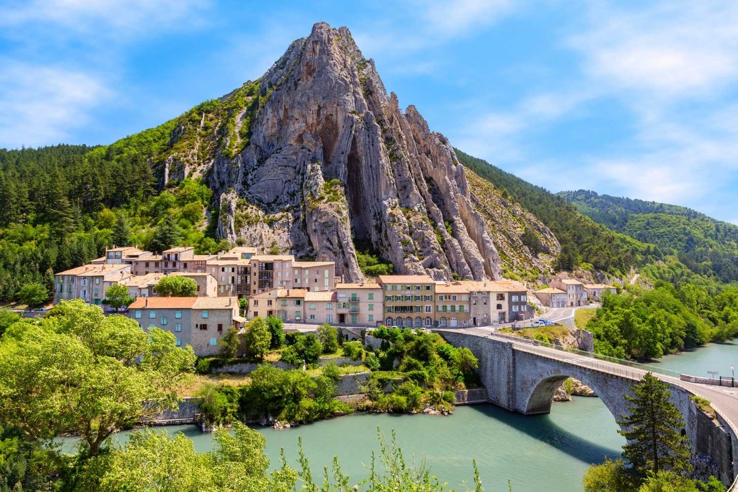 sisteron citadelle et rocher de la baume dans les alpes de haute provence