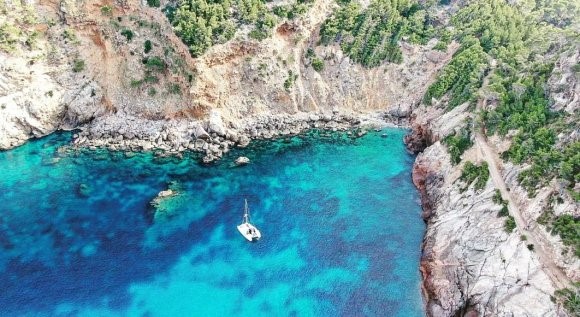 Na âncora ao largo da costa de Tramuntana de Mallorca