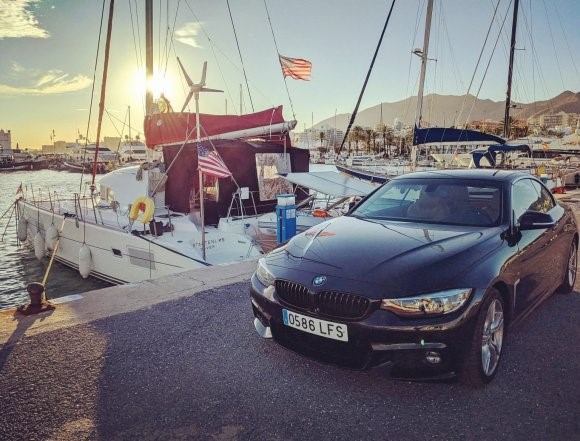Às vezes também exploramos terra firme - como aqui com um carro conversível em Benalmádena, Andaluzia.