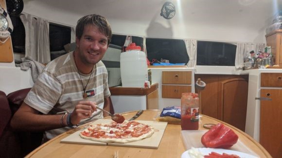 Christoph a bordo fazendo uma pizza