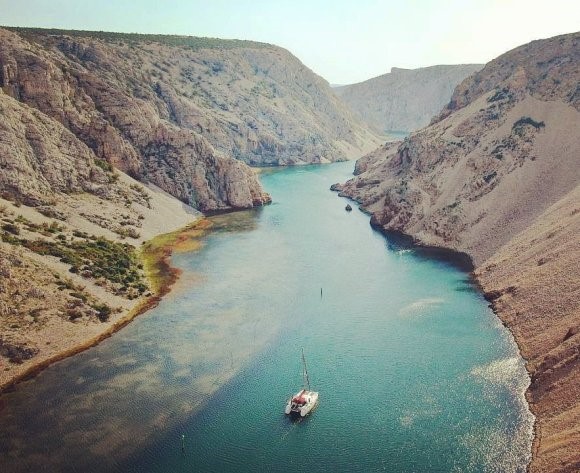 Outra imagem do drone - aqui no cânion do rio Zrmanja, perto de Zadar, Croácia.