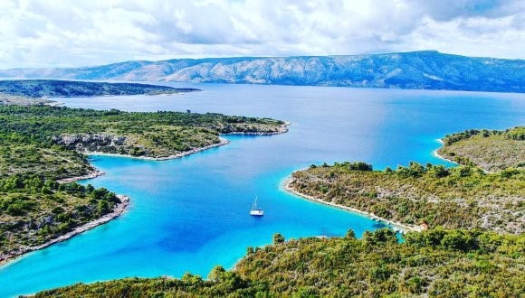 Lançando a âncora em baías isoladas - como aqui em Brac, Croácia